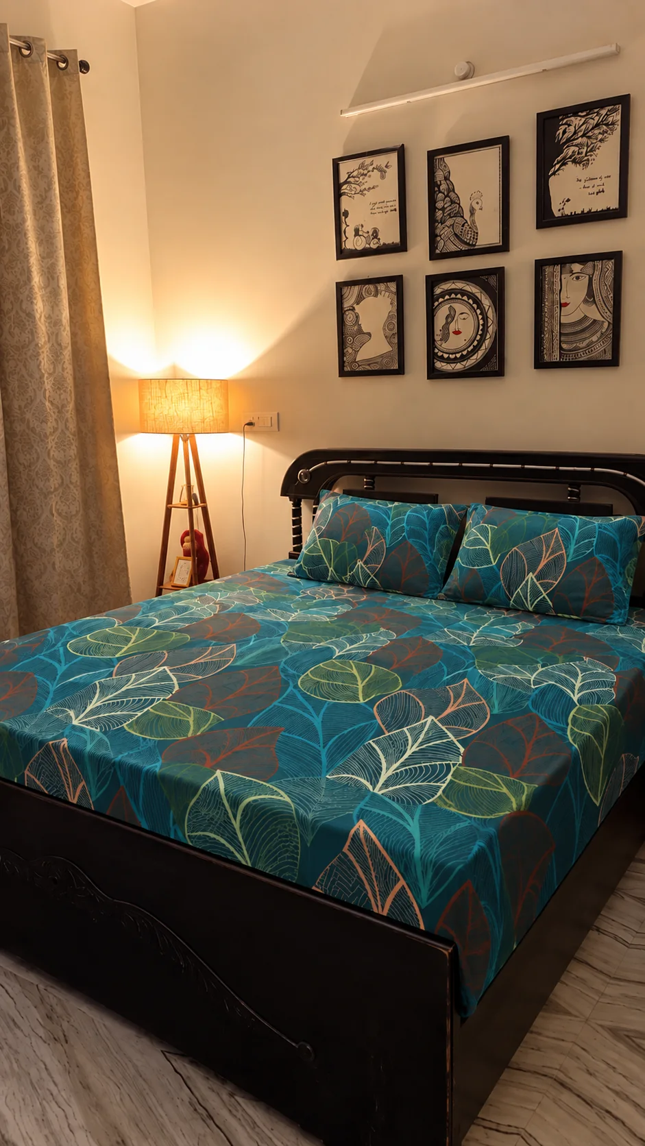 Teal leaf-patterned bedsheet
